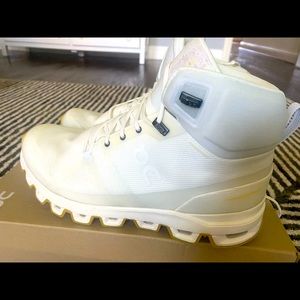 On Cloud Cloudrock Edge Raw die free hiking boot Size 9.5. Only worn twice.